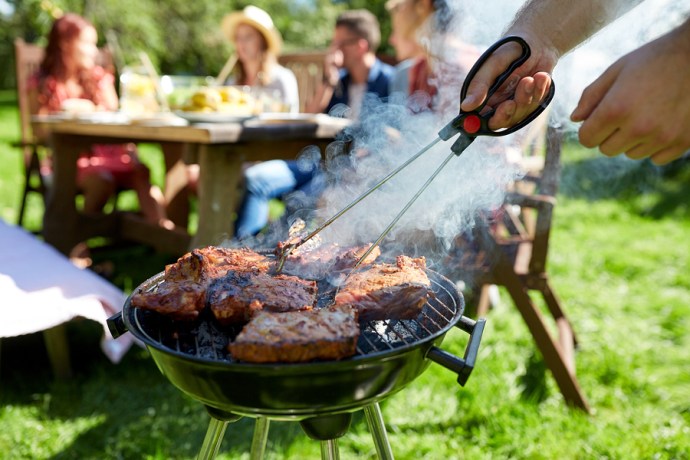 Here are our five best tips that will help you organize a perfect BBQ without breaking the bank.